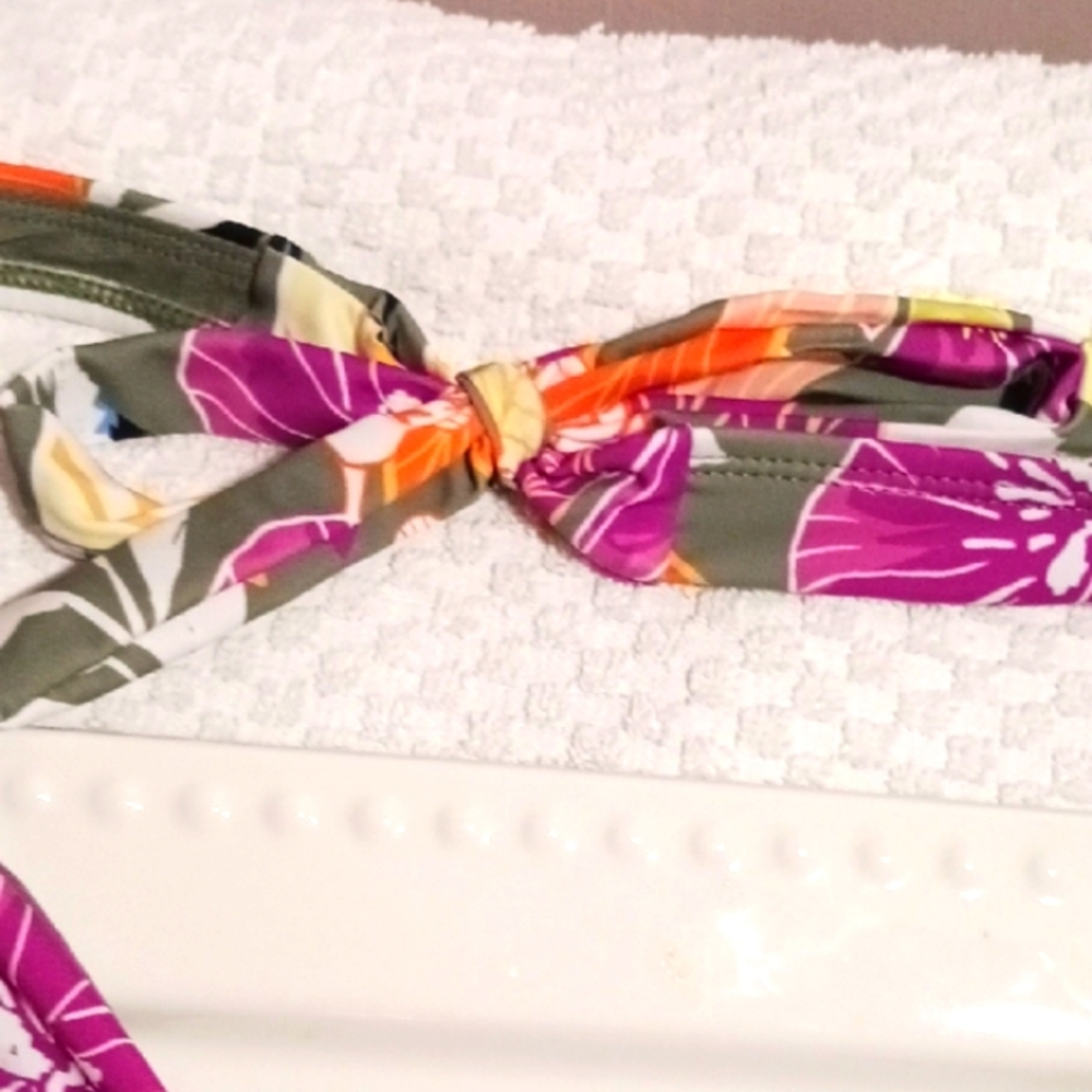 Gorgeous! Time and Tru Tropical Floral Bikini Top ๐บ New ๐บ - Picture 3 of 8